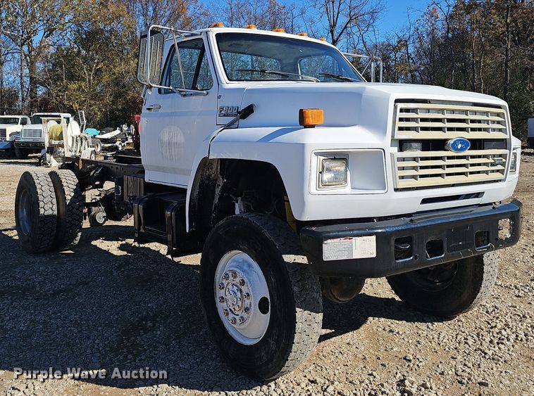image for item OJ9080 1991 Ford F800 truck cab and chassis