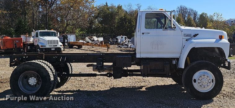 image for item OJ9080 1991 Ford F800 truck cab and chassis