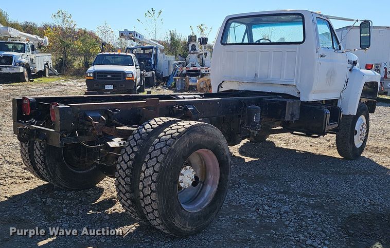 image for item OJ9080 1991 Ford F800 truck cab and chassis