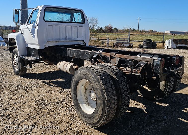 image for item OJ9080 1991 Ford F800 truck cab and chassis