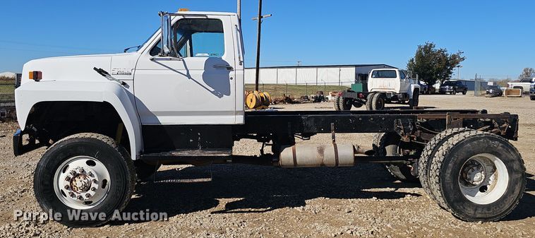 image for item OJ9080 1991 Ford F800 truck cab and chassis