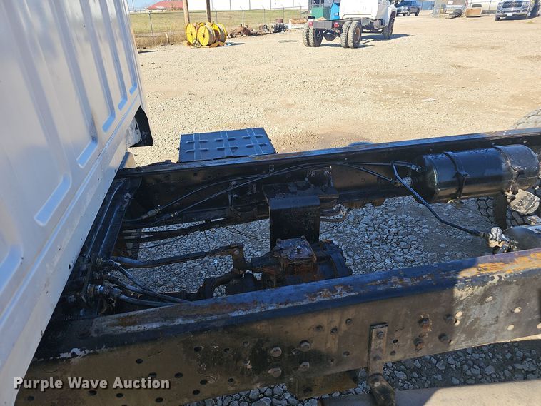 image for item OJ9080 1991 Ford F800 truck cab and chassis