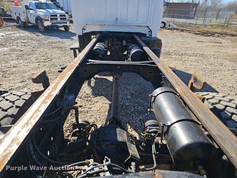 image for item OJ9080 1991 Ford F800 truck cab and chassis