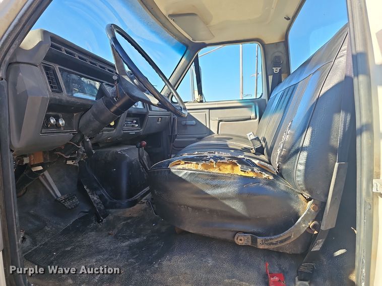 image for item OJ9080 1991 Ford F800 truck cab and chassis