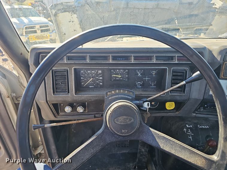 image for item OJ9080 1991 Ford F800 truck cab and chassis
