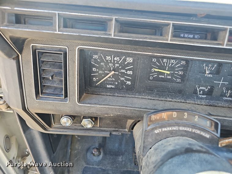 image for item OJ9080 1991 Ford F800 truck cab and chassis