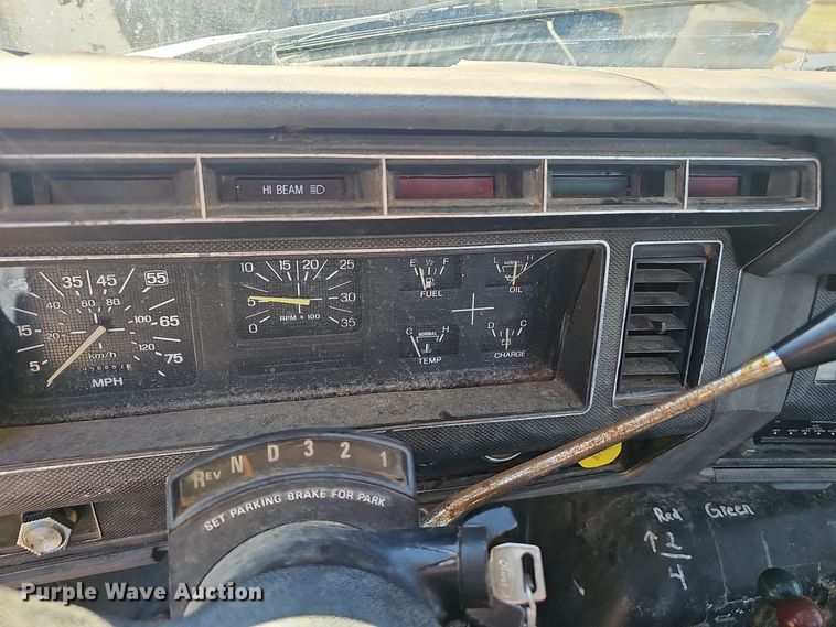 image for item OJ9080 1991 Ford F800 truck cab and chassis