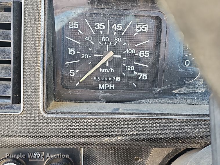 image for item OJ9080 1991 Ford F800 truck cab and chassis