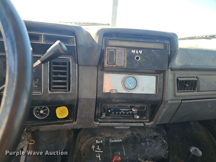 image for item OJ9080 1991 Ford F800 truck cab and chassis