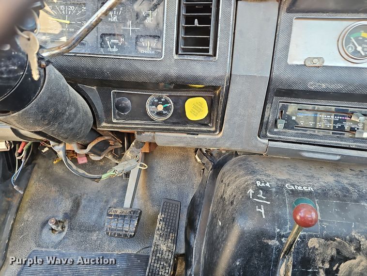 image for item OJ9080 1991 Ford F800 truck cab and chassis