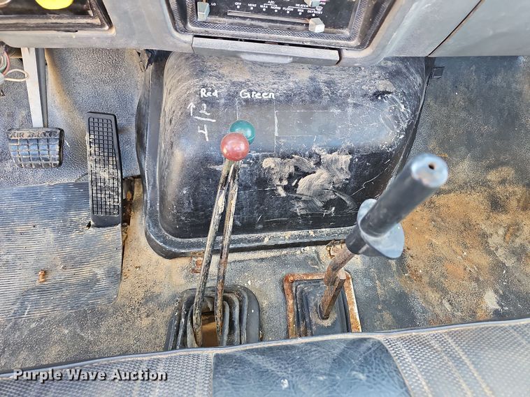 image for item OJ9080 1991 Ford F800 truck cab and chassis