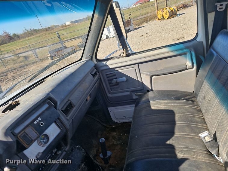 image for item OJ9080 1991 Ford F800 truck cab and chassis