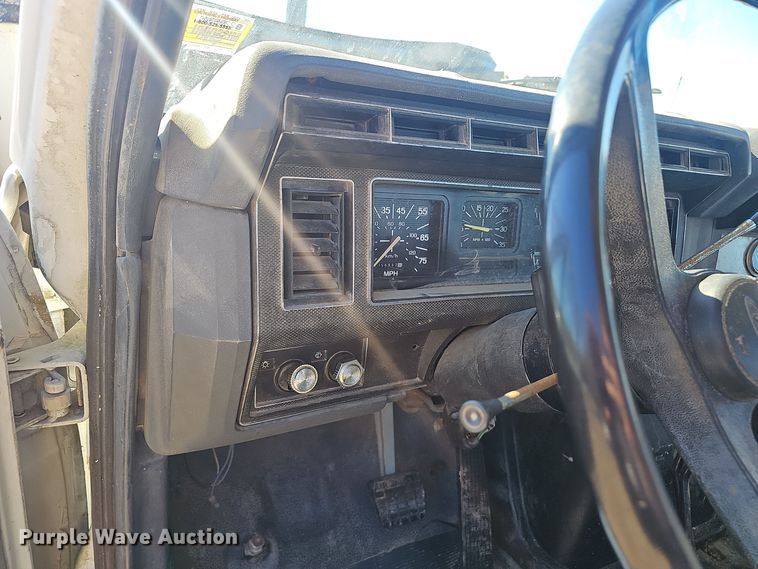 image for item OJ9080 1991 Ford F800 truck cab and chassis