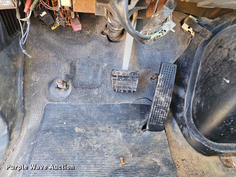 image for item OJ9080 1991 Ford F800 truck cab and chassis