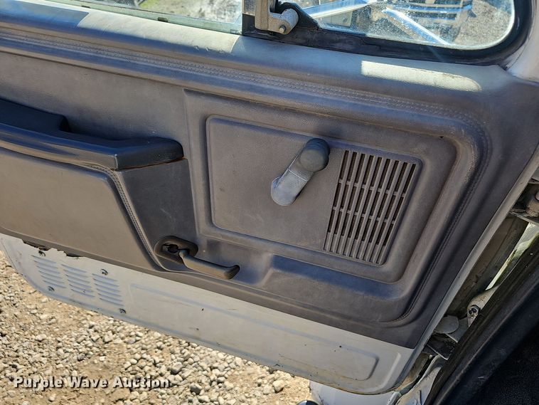 image for item OJ9080 1991 Ford F800 truck cab and chassis