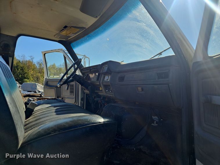 image for item OJ9080 1991 Ford F800 truck cab and chassis