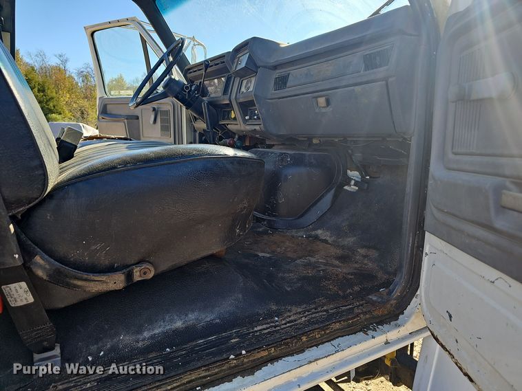 image for item OJ9080 1991 Ford F800 truck cab and chassis