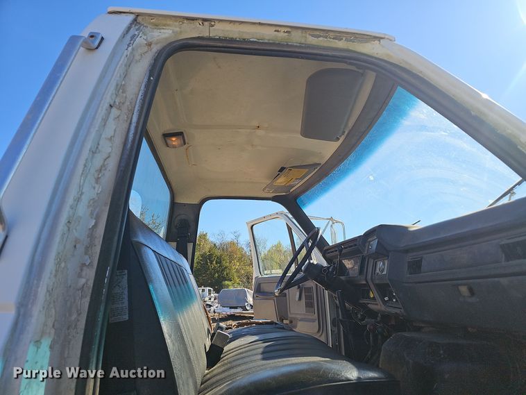 image for item OJ9080 1991 Ford F800 truck cab and chassis