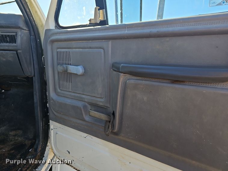 image for item OJ9080 1991 Ford F800 truck cab and chassis