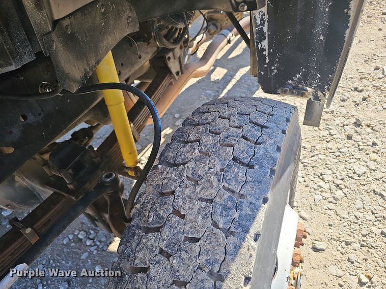 image for item OJ9080 1991 Ford F800 truck cab and chassis