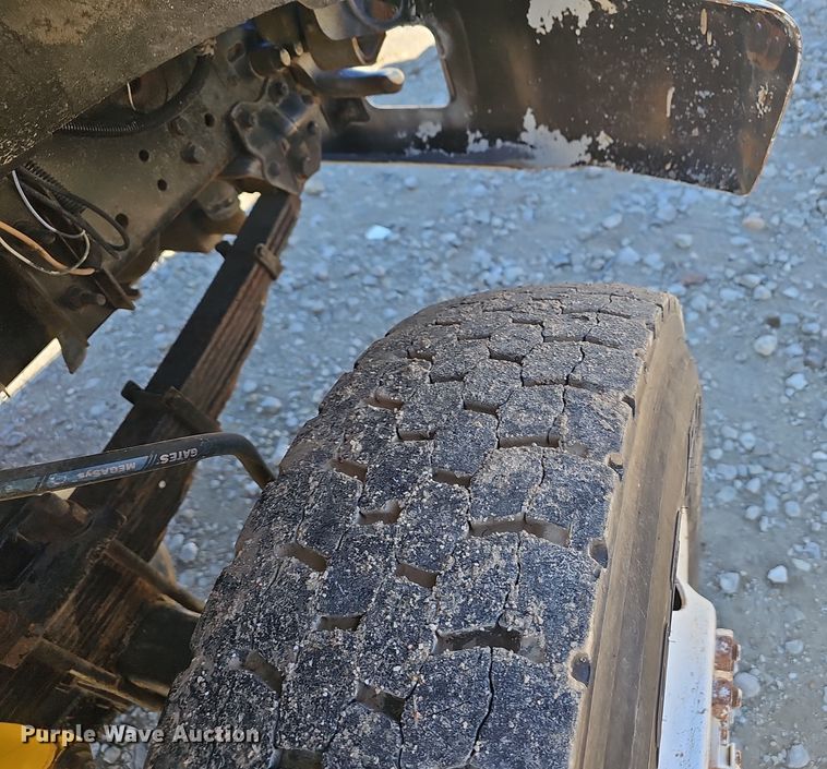 image for item OJ9080 1991 Ford F800 truck cab and chassis