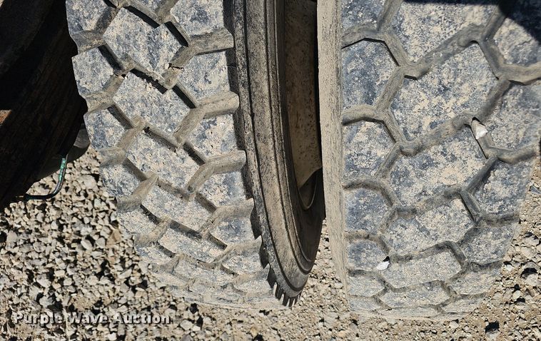 image for item OJ9080 1991 Ford F800 truck cab and chassis