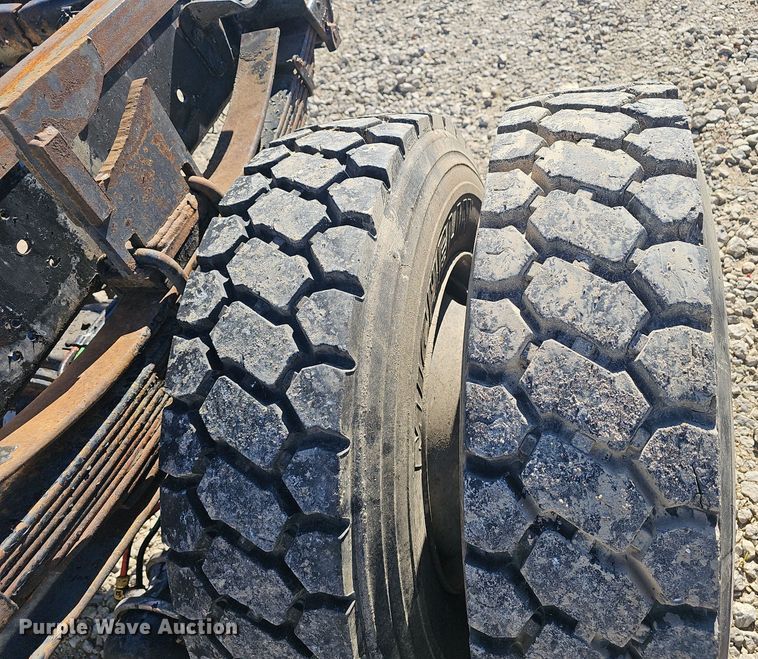 image for item OJ9080 1991 Ford F800 truck cab and chassis