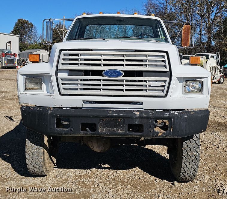 image for item OJ9081 1991 Ford F800 truck cab and chassis