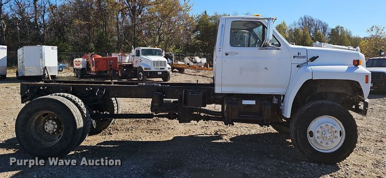 image for item OJ9081 1991 Ford F800 truck cab and chassis