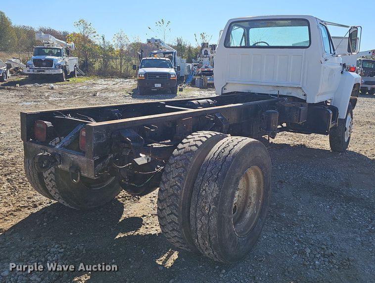 image for item OJ9081 1991 Ford F800 truck cab and chassis