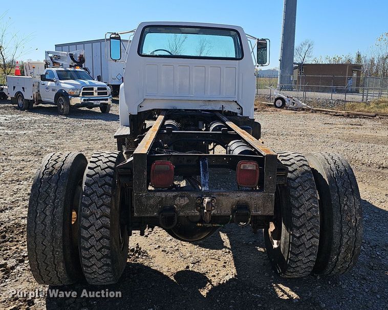 image for item OJ9081 1991 Ford F800 truck cab and chassis