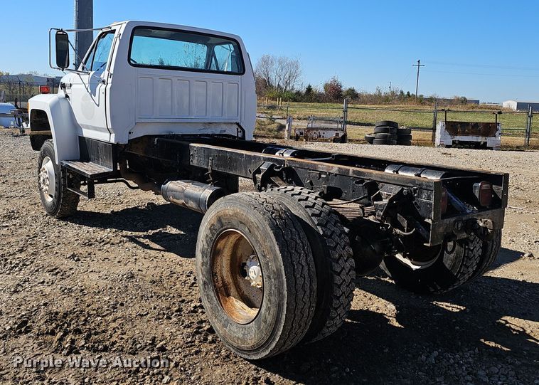 image for item OJ9081 1991 Ford F800 truck cab and chassis