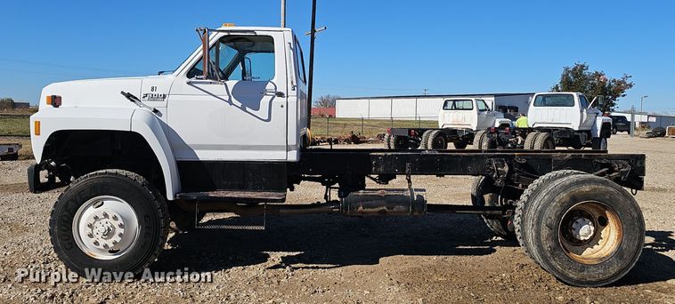 image for item OJ9081 1991 Ford F800 truck cab and chassis