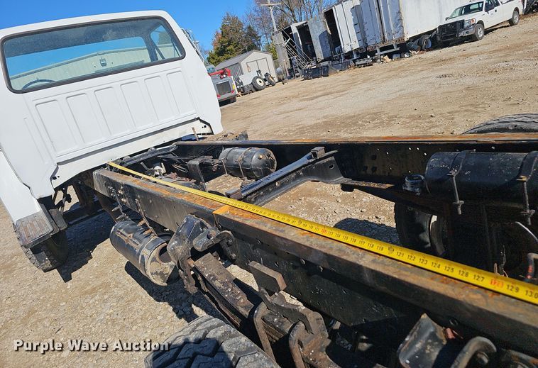 image for item OJ9081 1991 Ford F800 truck cab and chassis