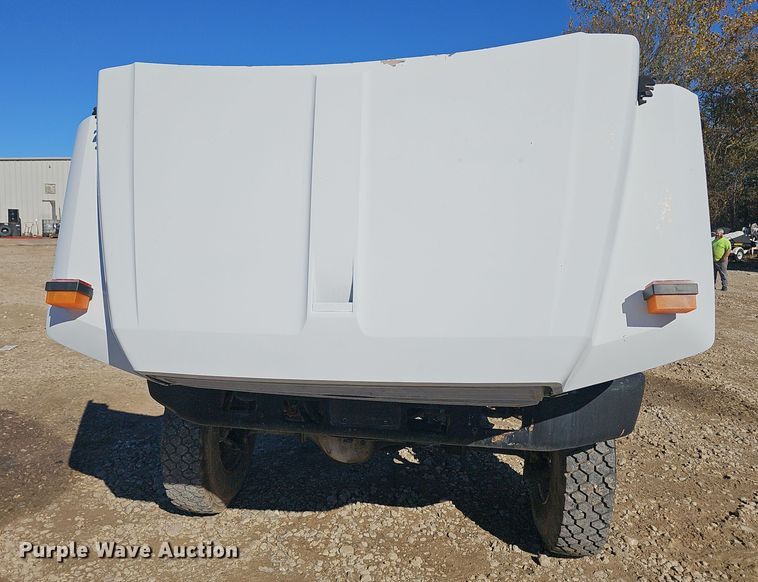 image for item OJ9081 1991 Ford F800 truck cab and chassis