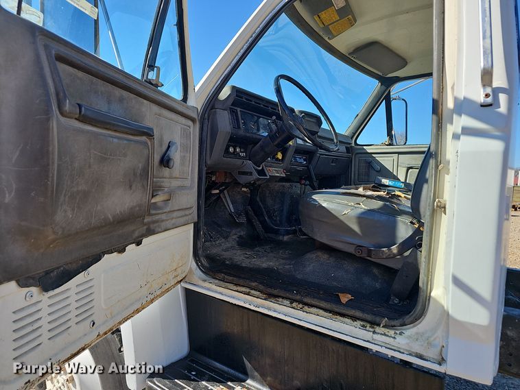 image for item OJ9081 1991 Ford F800 truck cab and chassis