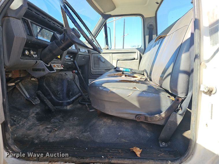 image for item OJ9081 1991 Ford F800 truck cab and chassis