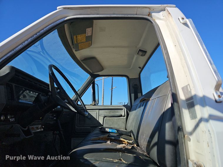 image for item OJ9081 1991 Ford F800 truck cab and chassis