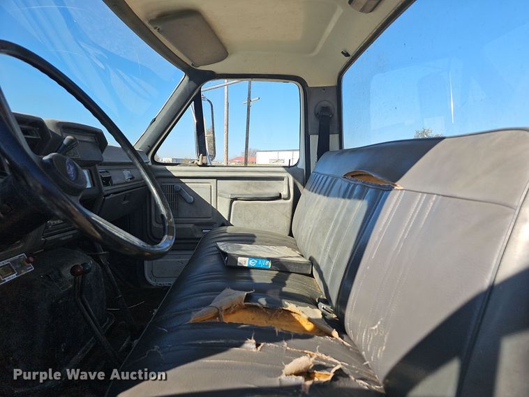 image for item OJ9081 1991 Ford F800 truck cab and chassis