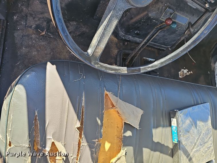 image for item OJ9081 1991 Ford F800 truck cab and chassis