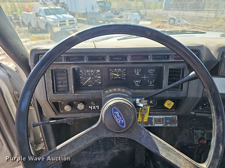 image for item OJ9081 1991 Ford F800 truck cab and chassis