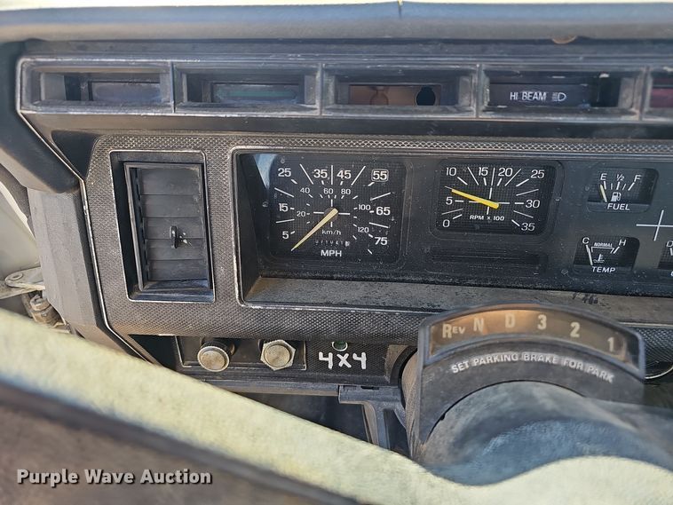 image for item OJ9081 1991 Ford F800 truck cab and chassis