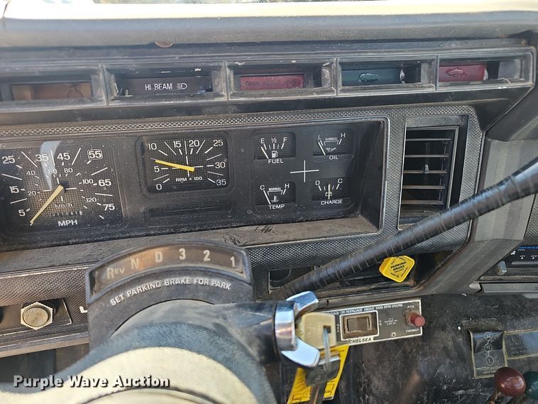 image for item OJ9081 1991 Ford F800 truck cab and chassis