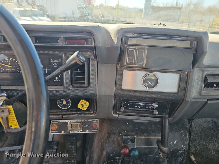 image for item OJ9081 1991 Ford F800 truck cab and chassis