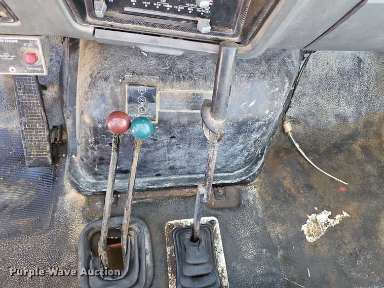 image for item OJ9081 1991 Ford F800 truck cab and chassis