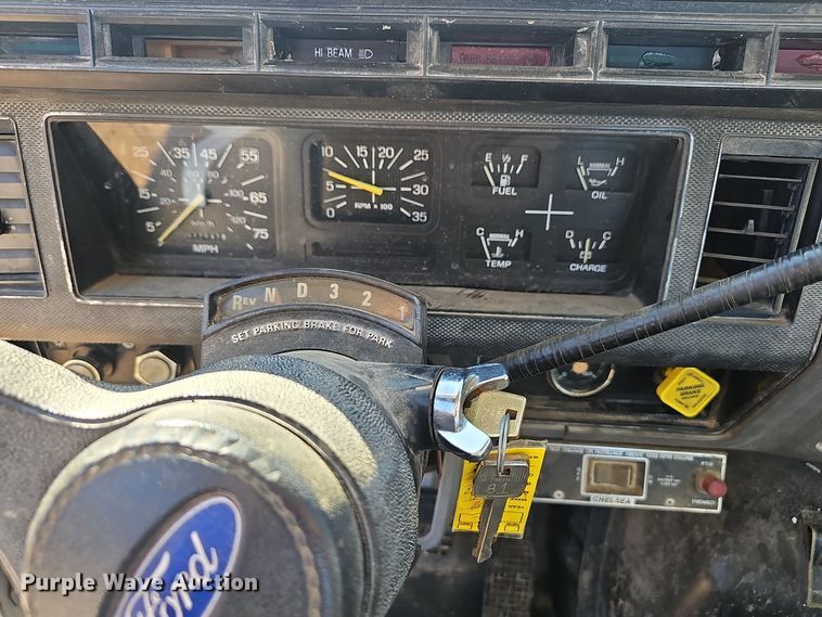 image for item OJ9081 1991 Ford F800 truck cab and chassis