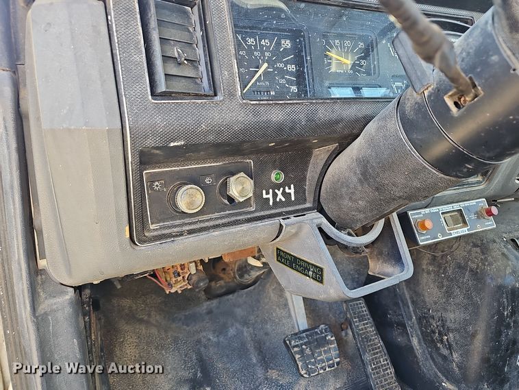 image for item OJ9081 1991 Ford F800 truck cab and chassis