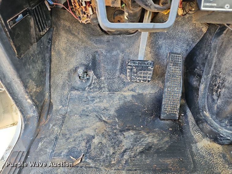 image for item OJ9081 1991 Ford F800 truck cab and chassis