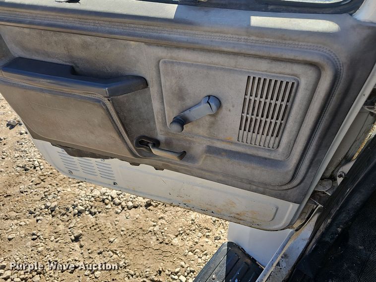 image for item OJ9081 1991 Ford F800 truck cab and chassis
