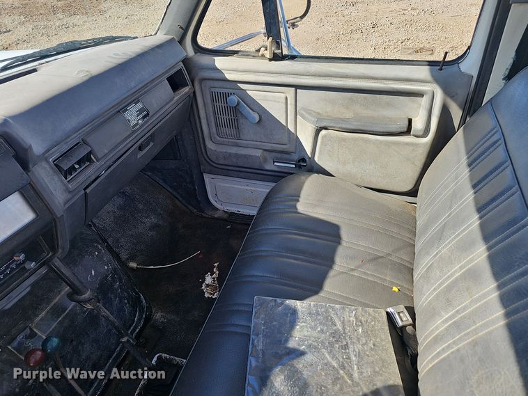 image for item OJ9081 1991 Ford F800 truck cab and chassis